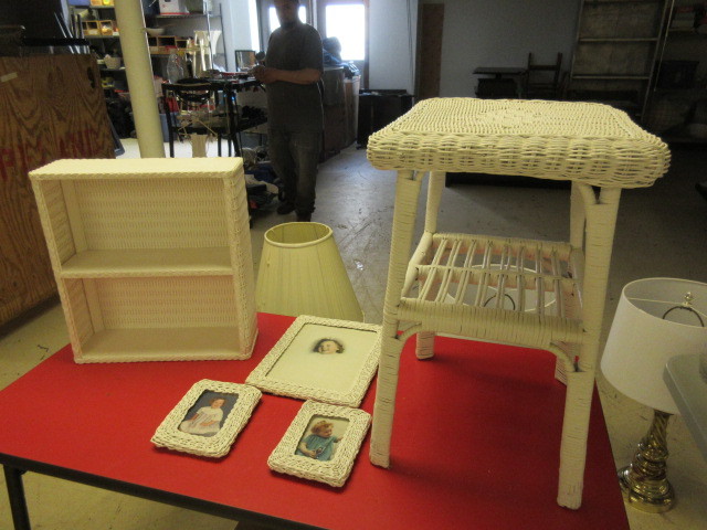 WHITE WICKER ACCESSORIES
