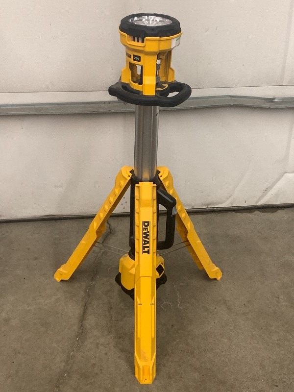lot 1 image: DeWalt Tripod Worklight