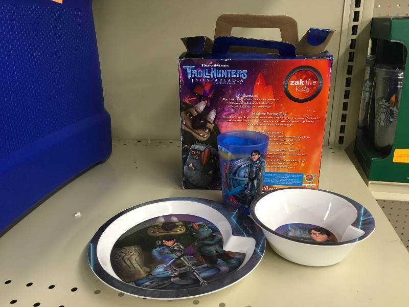 lot 411 image: Troll Hunters 3 PC. Kids Dinnerware, Retail $15.99