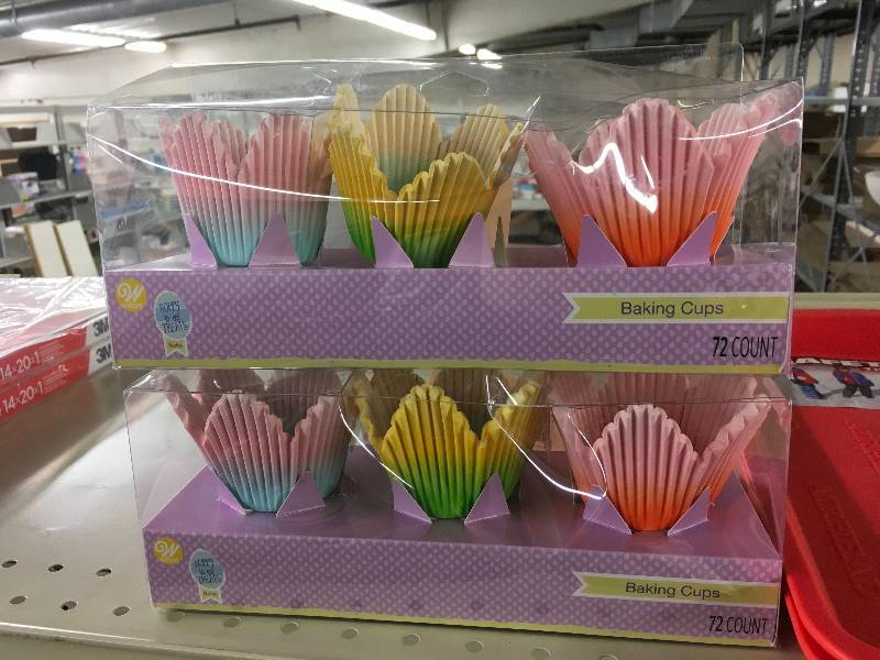 lot 415 image: Flower Baking Cups, Retail $19.99