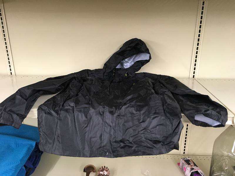 lot 457 image: Coleman Poncho LXL, Retail $34.99