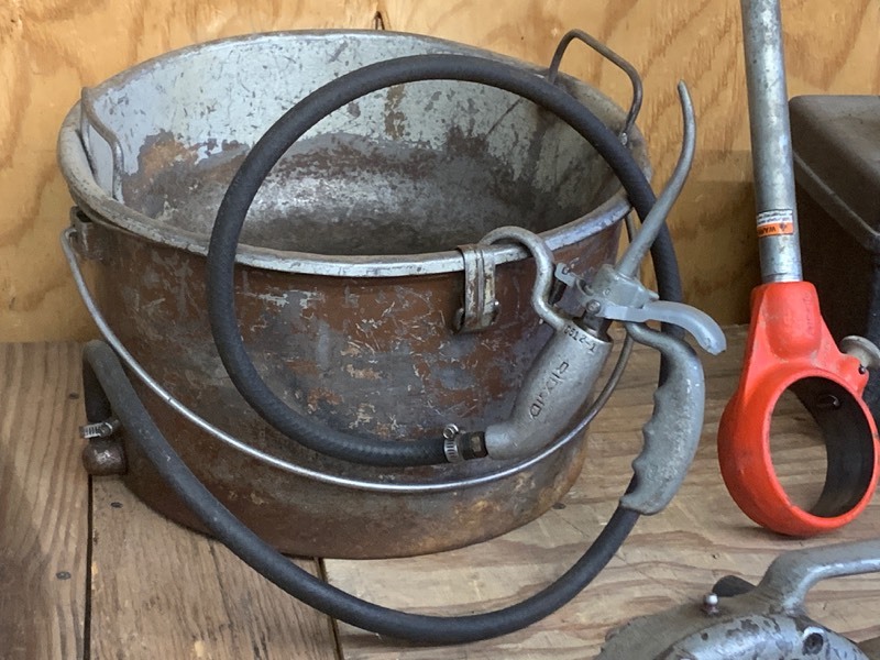 lot 5 image: Ridgid 700 Pipe Threader With Accessories