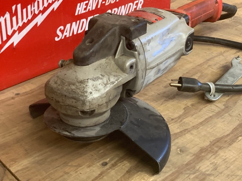 lot 8 image: Milwaukee 7 Grinder  Sander