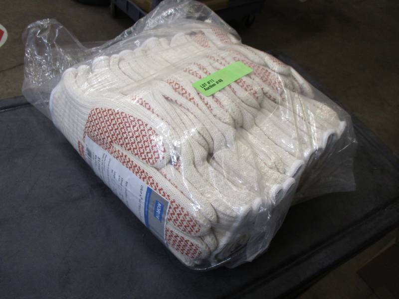 lot 11 image: North Grip N Hot Gloves