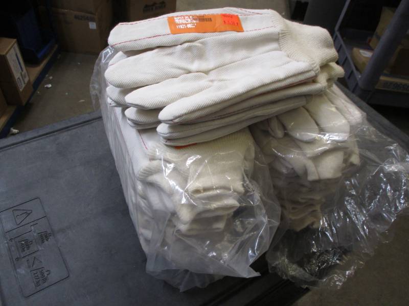 lot 12 image: CanvasGloves