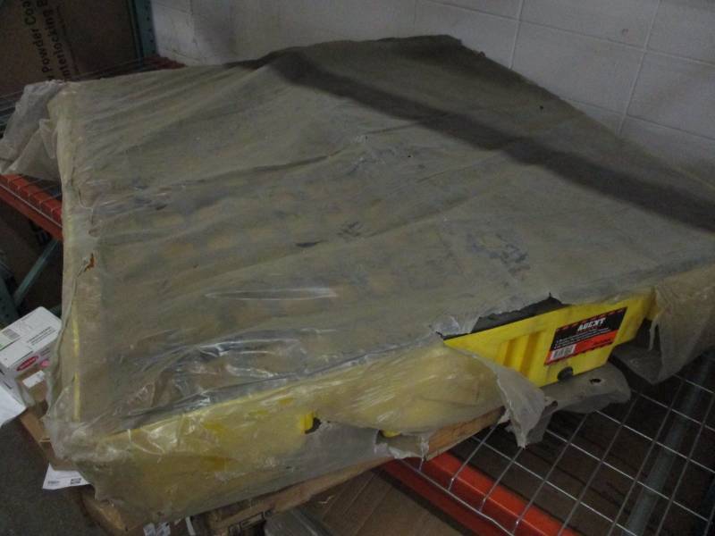 lot 32 image: 4 Drum Containment Pallet