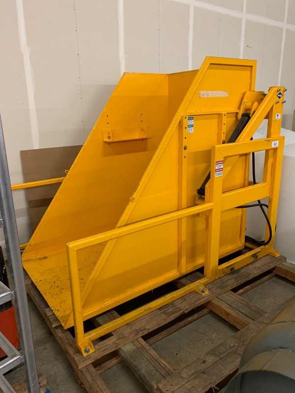 lot 80 image: Large pallet tipper