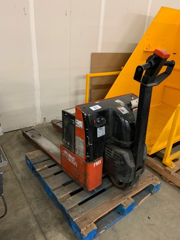 lot 82 image: Electric pallet jack