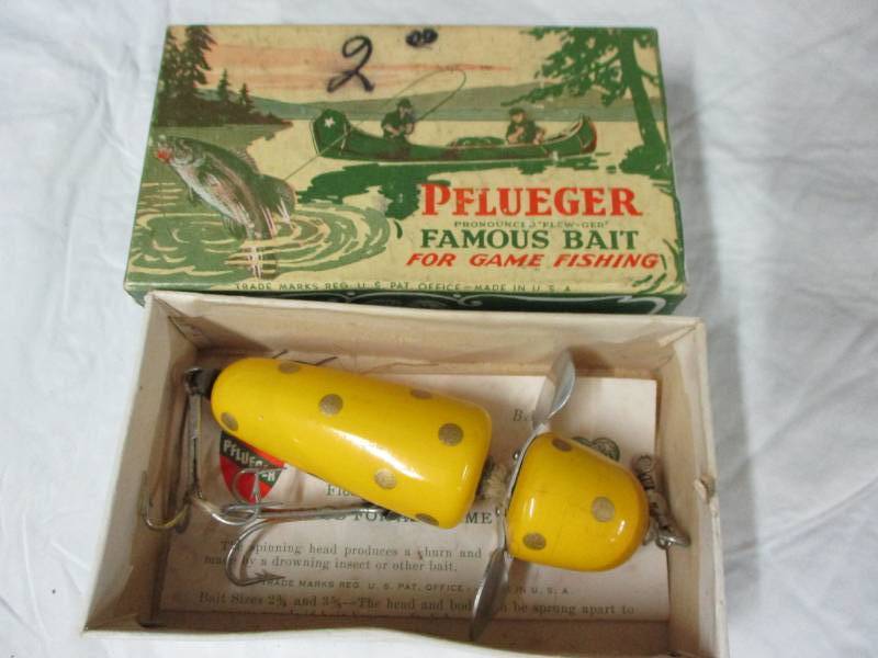 lot 62 image: Vintage Pflueger Fammous Bait Plug