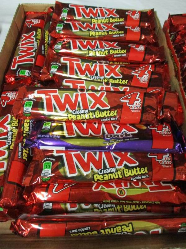 lot 145 image: 25 KING size twix
