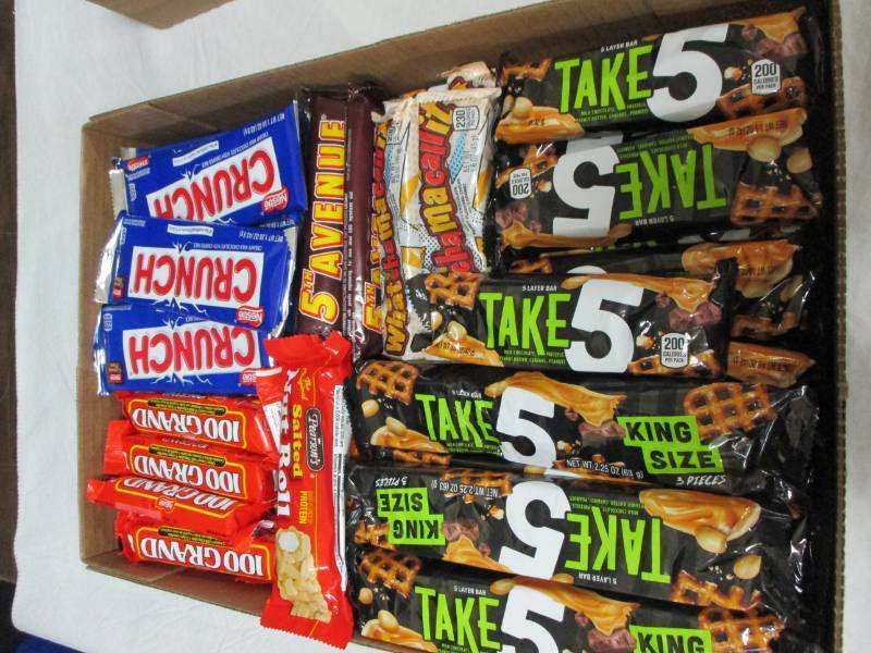 lot 135 image: 50 assorted Candy bars