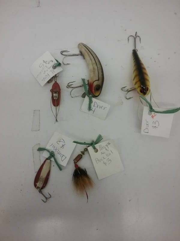 lot 76 image: 5 Vintage Fishing Lures