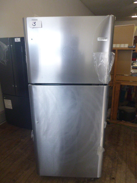 lot 3 image: NEW Frigidaire RefrigeratorFreezer (Scratch & Dent)
