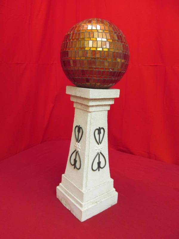 lot 2 image: garden globe