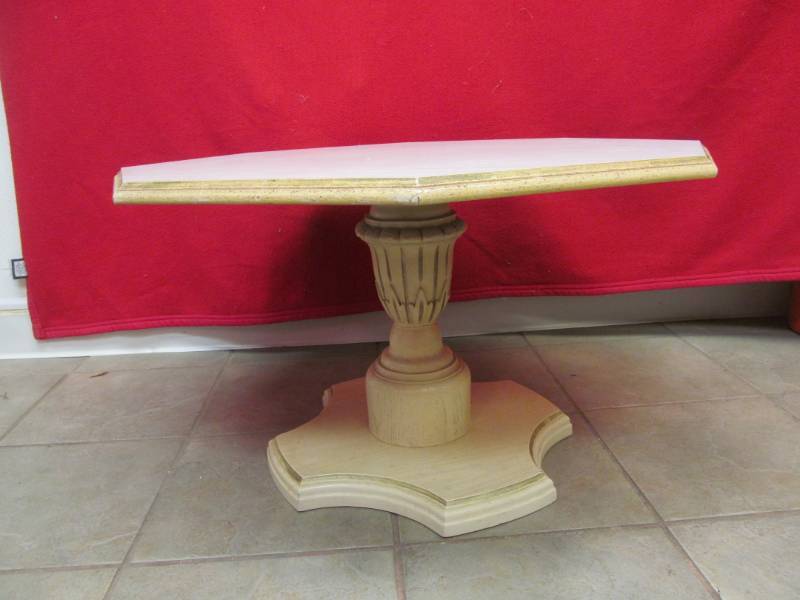 lot 8 image: vintage table