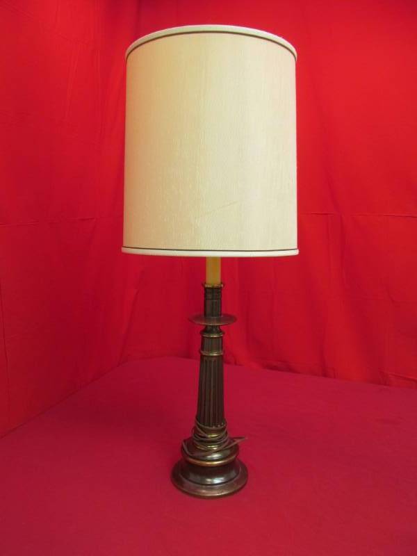 lot 18 image: table lamp