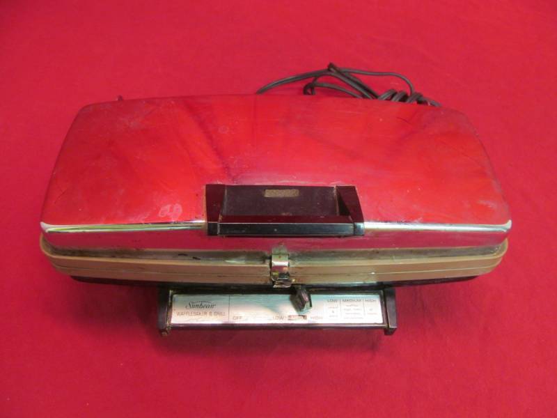 lot 21 image: vintage Sunbeam waffle baker and Grill