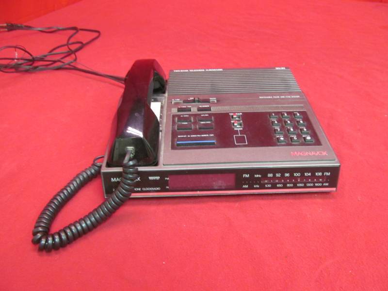lot 39 image: Magnavox  two band telephone  clock radio