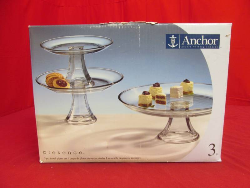 lot 55 image: Anchor hocking platter set