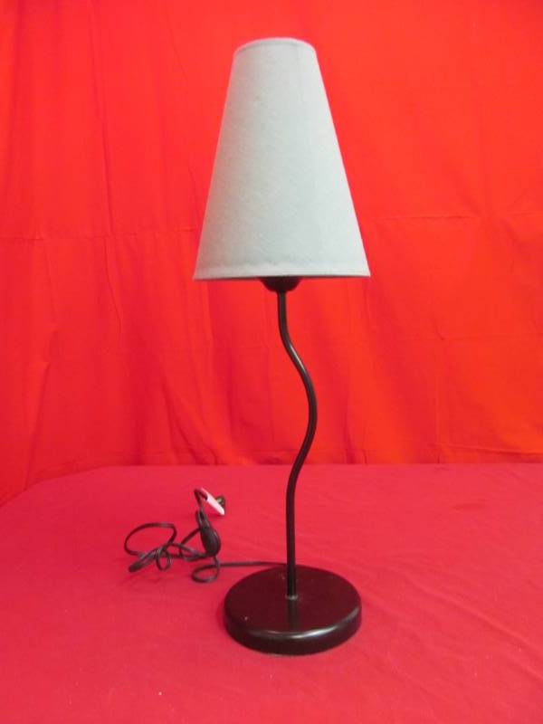 lot 58 image: lamp