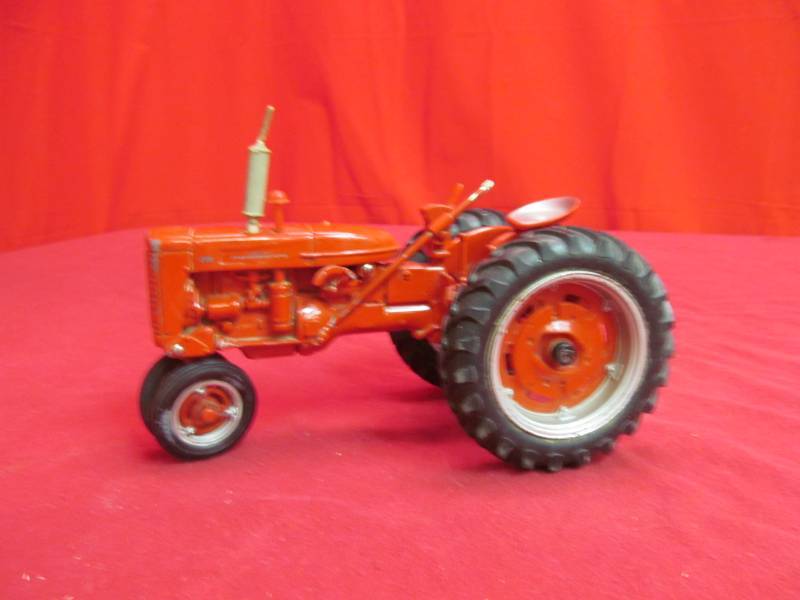 lot 75 image: Farmall 200 tractor