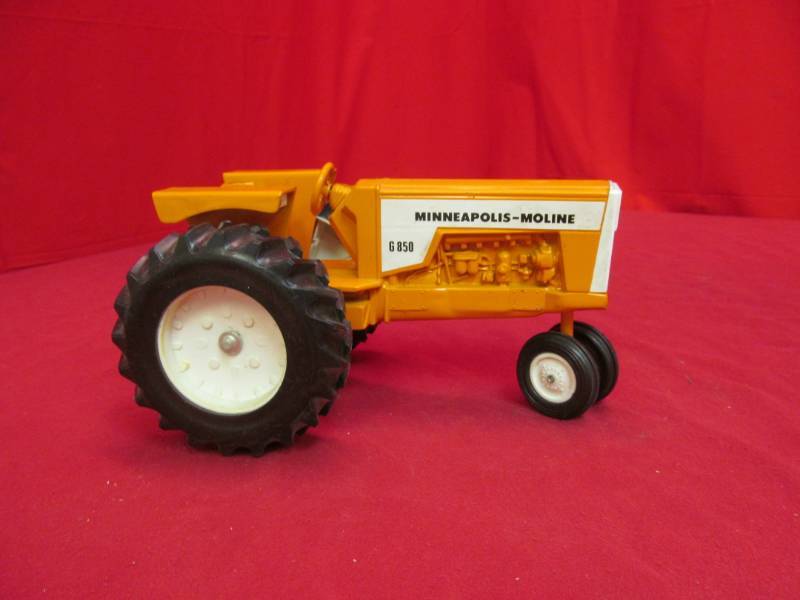lot 80 image: Minneapolis Moline 850