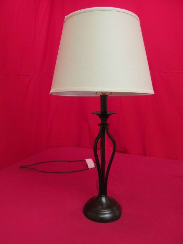 lot 100 image: table lamp