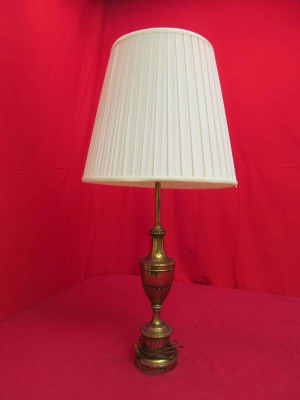 lot 101 image: vintage table lamp