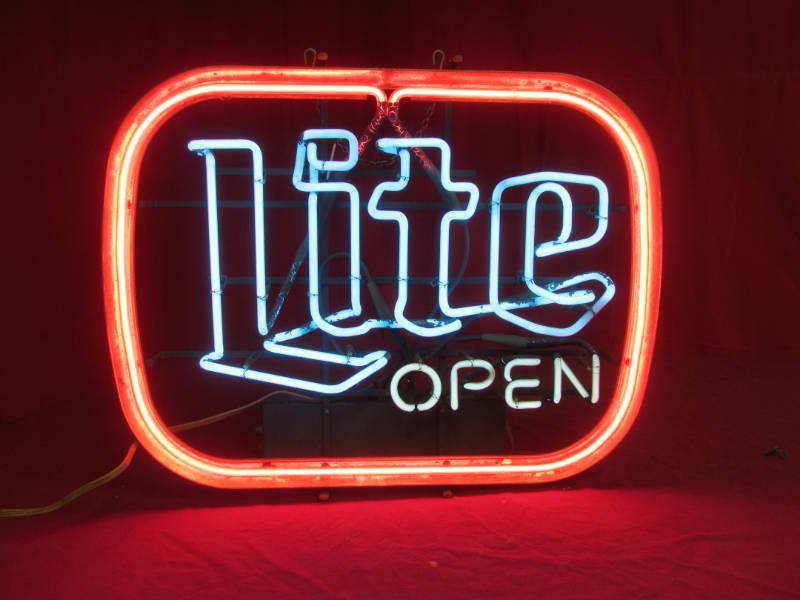lot 117 image: vintage beer sign