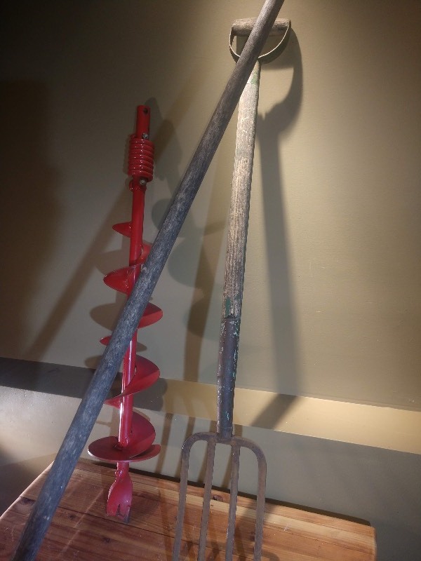 lot 7 image: Red Auger Attachment - Vintage Rake - Vintage Hay Rake