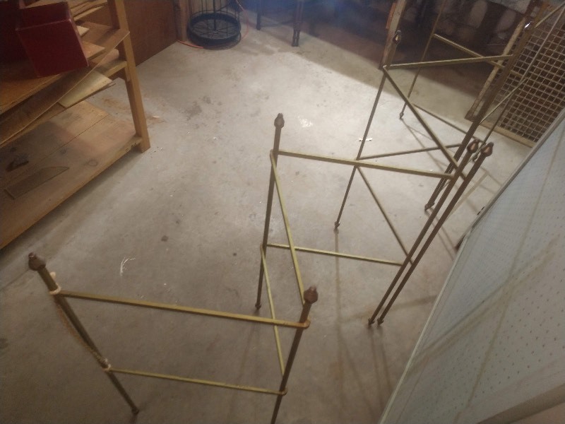 lot 16 image: 2-Panel Trellis (2) - 3-Panel Trellis (1)