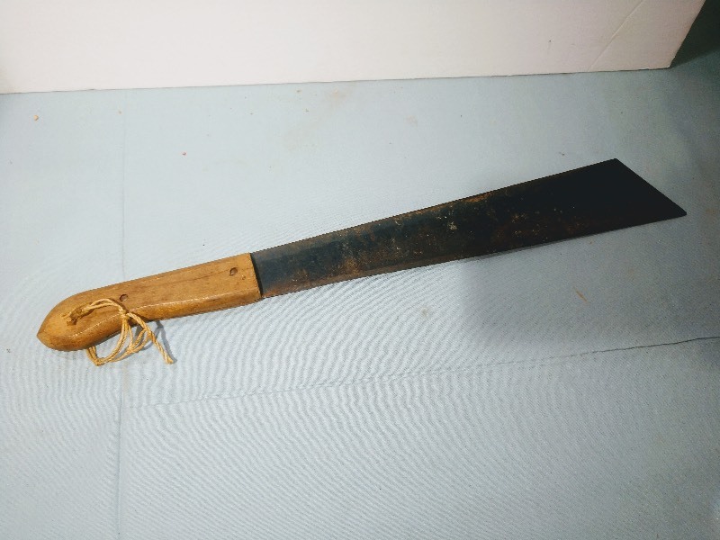 lot 24 image: Vintage 21 Machete