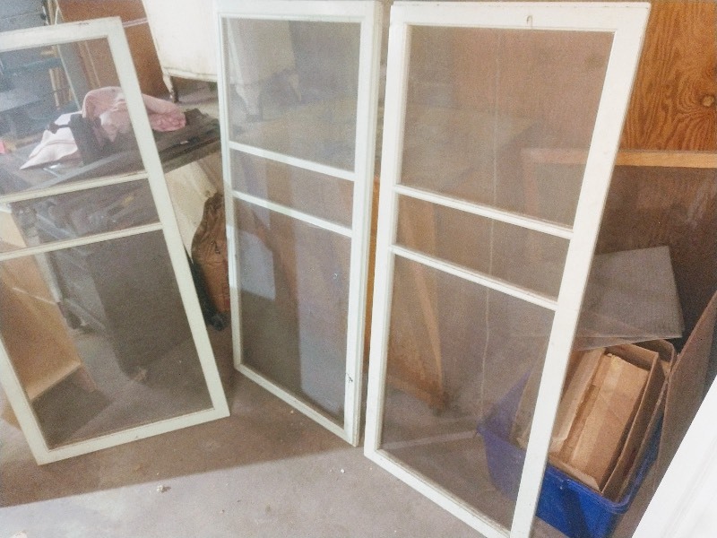 lot 31 image: Vintage White Wooden Frame Window Screens (3)