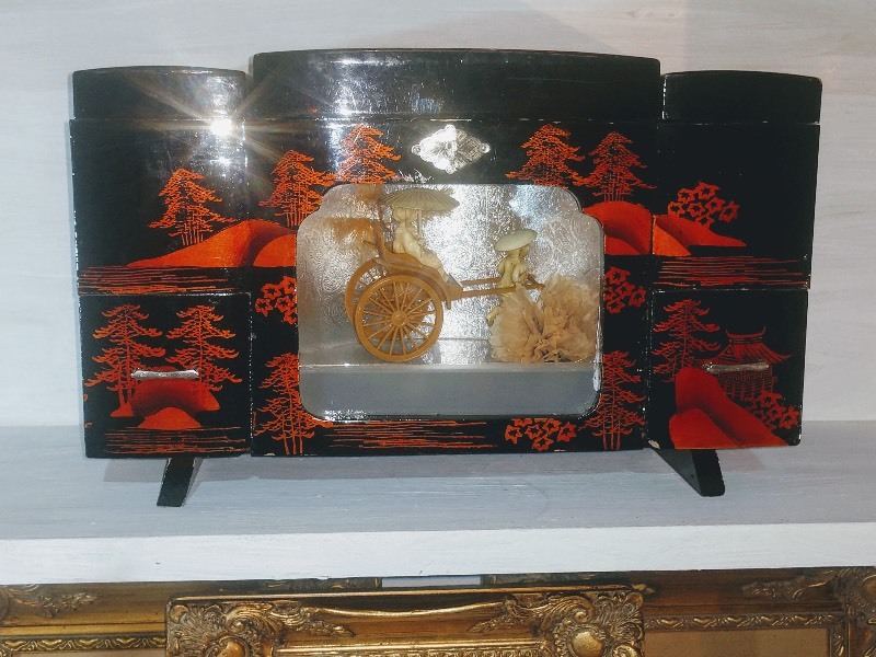 lot 40 image: Vintage Chinese Black Lacquer Jewelry Music Box w Key
