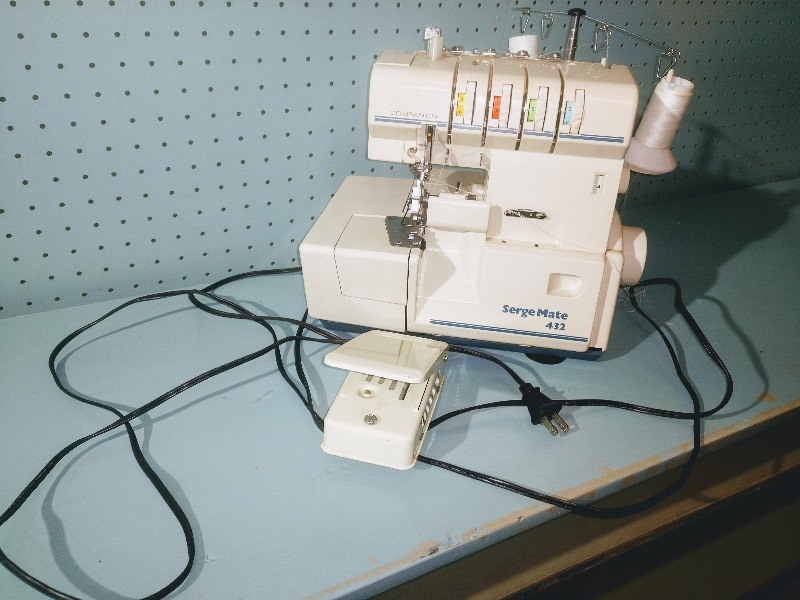 lot 46 image: Vintage Companion Serge Mate Model 432 Serger Machine