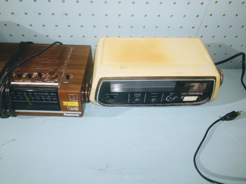 lot 49 image: Vintage Clock Radios (3) - Vintage Portable General Electric P776A Seven Transistor Radio w Leather Case (1)