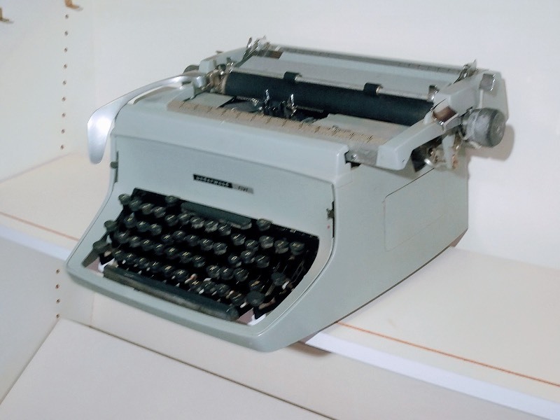 lot 52 image: Vintage Underwood Touchmaster 5 Typewriter