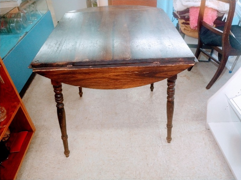lot 53 image: Round Walnut Dining Room Table w Four Fold Down Leaves