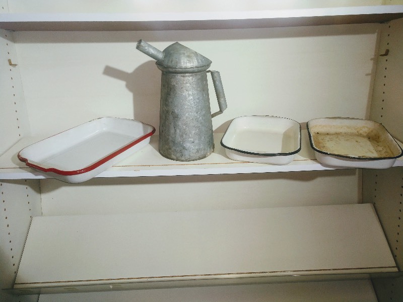 lot 55 image: Galvanized Oil Can - Vintage Enamelware CookwareTrays (3)