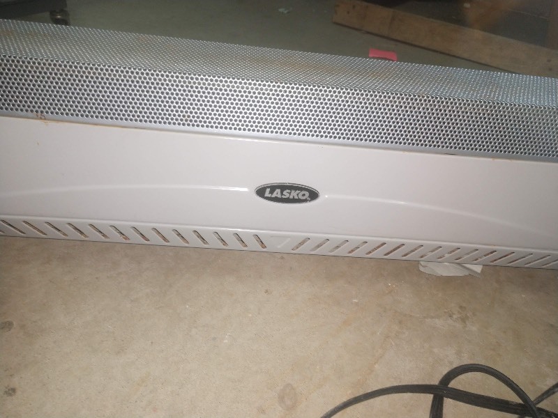 lot 68 image: Portable Lasko Silent Room Air Heater Model 5628 - Big Heat Model 6200 Portable Electric Heater