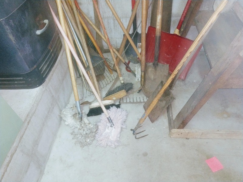 lot 74 image: Pre-Owned Cleaning Mops and Brooms - Pre-Owned Outdoor Landscape Maintenance