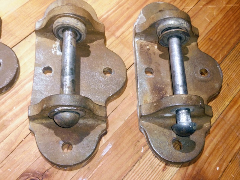 lot 86 image: Vintage Heavy Duty Roller Catch (4) - Vintage Heavy Duty Hinges (5)