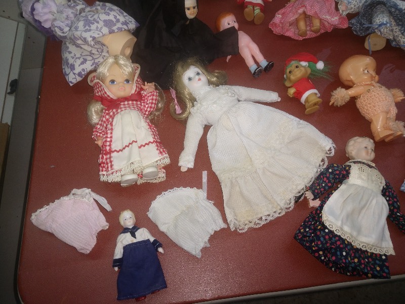 lot 94 image: Various Dolls and Figurines (17 Items)