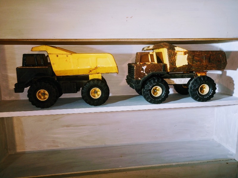 lot 120 image: Two Vintage Mighty Tonka Dump Truck XMB-975
