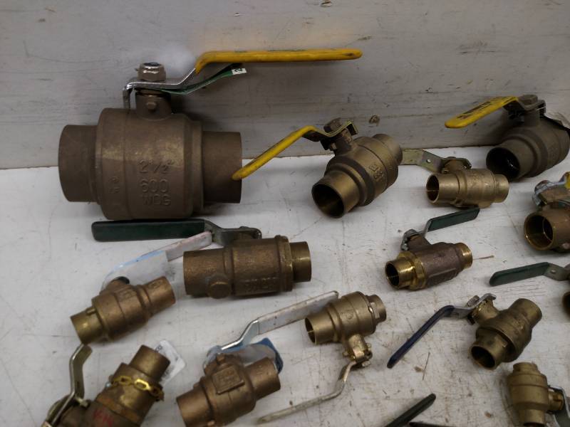 lot 43 image: Asstd Solder Type Ball Valves, 12...
