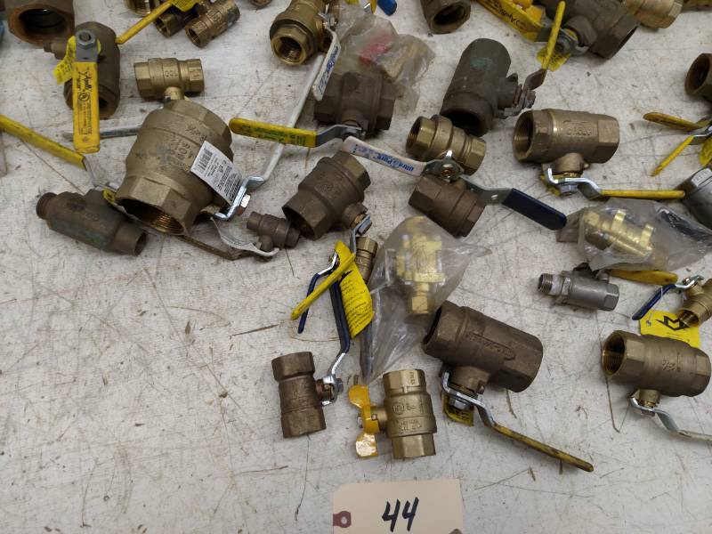 lot 44 image: Asstd Threaded Ball Valve, 12-2...