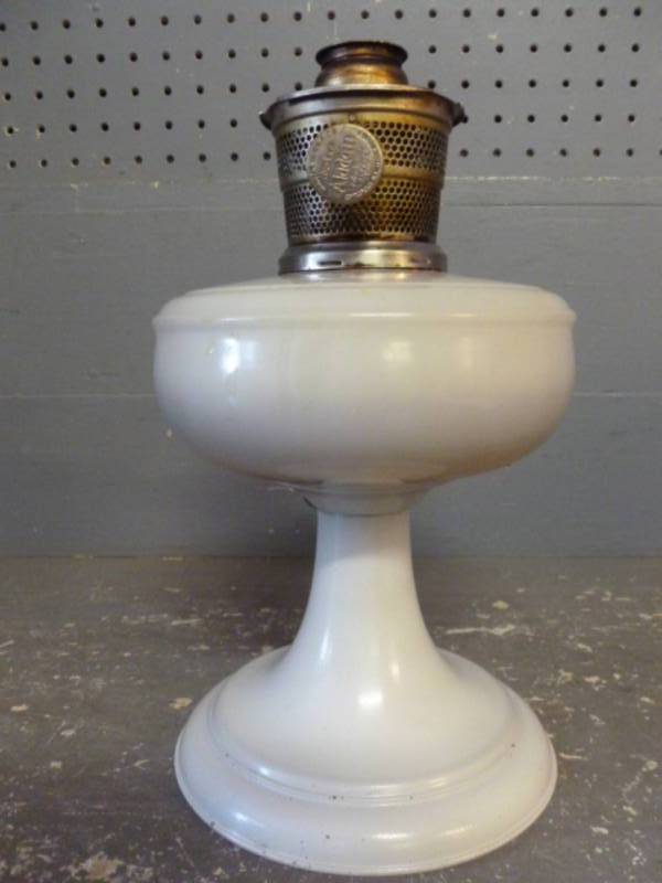lot 4 image: Antique Aladdin Oil Lamp