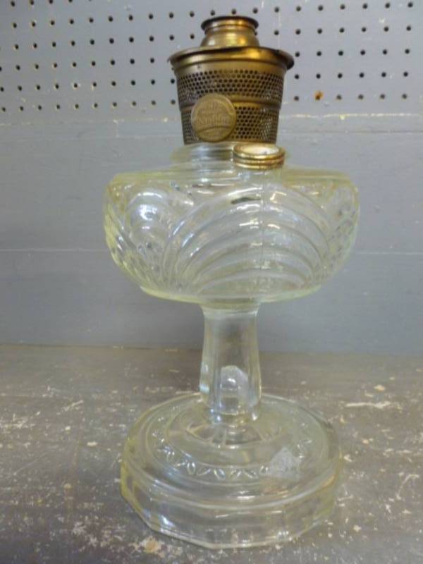 lot 5 image: Antique Aladdin Oil Lamp