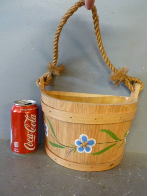 lot 28 image: Decorative