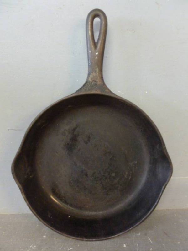 lot 41 image: Vintage Wagner Cast Iron Pan